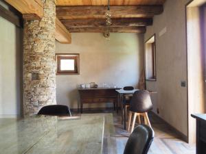 ein Esszimmer mit Tisch und Stühlen in der Unterkunft Virasol in Dronero