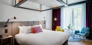 Łóżko lub łóżka w pokoju w obiekcie The Bridge Wroclaw - MGallery