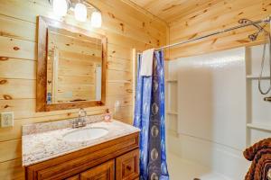 un bagno con lavandino e specchio di 4 Bed 3 Bath Vacation home in Bryson City a Bryson City Altre 30 foto