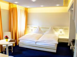Postel nebo postele na pokoji v ubytování Hotel Linde
