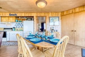 een keuken en eetkamer met een tafel en stoelen bij 2 Bed 2 Bath Vacation home in Rockaway Beach in Rockaway Beach