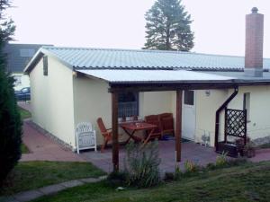 einen Pavillon mit einem Tisch und Stühlen im Hinterhof in der Unterkunft Haus Amira in Gager