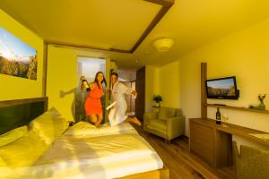 Giường trong phòng chung tại Weingut-Wohlfühlzimmer Adam-Lieleg