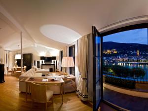 海德堡House of Hütter- Heidelberg Suites Boutique的可以看到城市景观的客厅