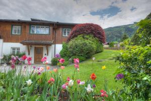 un jardin fleuri devant une maison dans l'établissement Chalet Anna Maria by Kaprun Rentals, à Kaprun