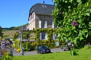 a building with a car parked in front of it at Weingut Erbes-Henn in Ürzig