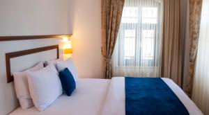 A bed or beds in a room at Necdet Kaptan Bozcaada