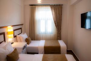 A bed or beds in a room at Necdet Kaptan Bozcaada