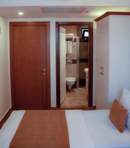 A bed or beds in a room at Necdet Kaptan Bozcaada