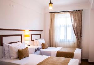 A bed or beds in a room at Necdet Kaptan Bozcaada