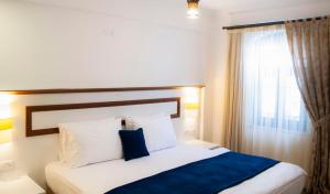 A bed or beds in a room at Necdet Kaptan Bozcaada