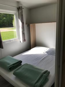 Postel nebo postele na pokoji v ubytování Camping Porte des Vosges