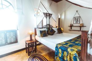una camera da letto con un letto in una stanza di The Swahili House a Zanzibar City Altre 37 foto