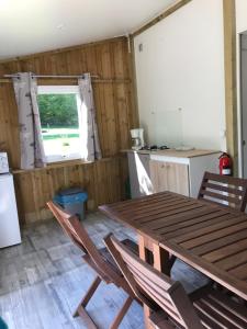 Kuchyň nebo kuchyňský kout v ubytování Camping Porte des Vosges