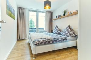 een slaapkamer met een bed en een raam bij Gemütlich - Mountainbike - Pool & Sauna - Netflix in Winterberg
