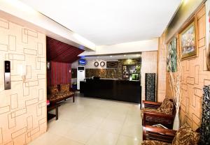 un vestíbulo con un bar en un edificio en Casa Blanca Apartment, en Manila