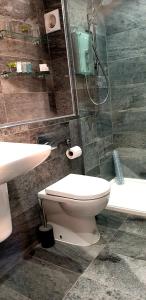 La salle de bains est pourvue de toilettes, d'un lavabo et d'une baignoire. dans l'établissement 20 Market Place Coleford, à Coleford