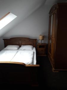 Un dormitorio con una cama, una cómoda y una lámpara. en Westmotelrestaurant, en Pădurea Urziceni 29 fotos más