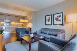 ein Wohnzimmer mit zwei Sofas und einem Tisch in der Unterkunft Hotel Cismigiu in Bukarest + 77 Fotos