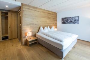 A bed or beds in a room at Hotel Reuti