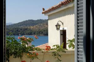 Galería fotográfica de Sto Roloi Island Houses en Poros