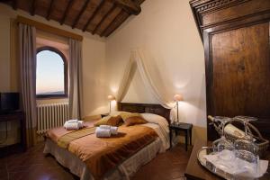 A bed or beds in a room at Rocca Di Castagnoli