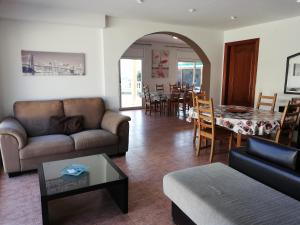 un soggiorno con divano e tavolo di Villa Toni a Lloret de Mar
