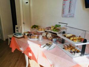 Podere San Luigi Residence في أوترانتو: طاولة عليها مجموعة من الأنواع المختلفة من الطعام