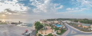 una vista aérea de un parque de atracciones con un cuerpo de agua en Palm Beach Resort, en Bahía de la Media Luna