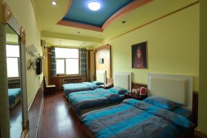 A bed or beds in a room at Kashi Maitian Youth Hostel