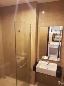 Capitol Park Residence salemba-cozy room في جاكرتا: حمام مع دش ومغسلة ومرآة