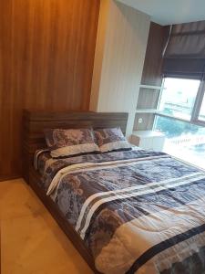 1 dormitorio con 1 cama grande y ventana grande en Capitol Park Residence salemba-cozy room en Yakarta
