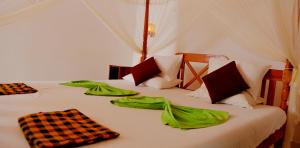 Nature Lanka Ayurveda Resort - All Meals and Ayurveda Treatments with Yoga tesisinde bir odada yatak veya yataklar