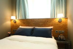 Postel nebo postele na pokoji v ubytování IND Hotel