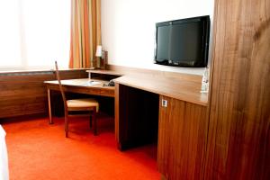 Business Hotel Ambio Gleisdorf的电视和/或娱乐中心