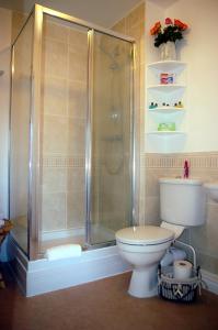 Et badeværelse på Ladysmith House - 4 Bedrooms - Full House