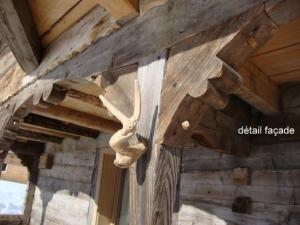 una parete in legno con corna appesa al soffitto di Ker Bela a Saint-Pierre-dels-Forcats