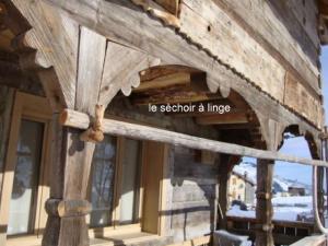een houten gebouw met de woorden is socialisme een beeld bij Ker Bela in Saint-Pierre-dels-Forcats
