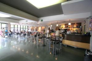 un restaurante con mesas y un bar en Hotel Joya, en Benidorm