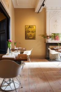 a dining room with a table and chairs at Hotel Les Charmes in Maastricht