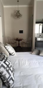 A bed or beds in a room at Residenza Palazzo Fortuna - Boutique Hotel