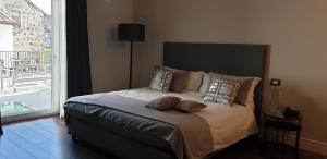 A bed or beds in a room at Residenza Palazzo Fortuna - Boutique Hotel