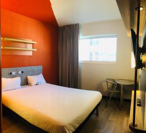 เตียงในห้องที่ ibis budget Paris Porte de Montreuil