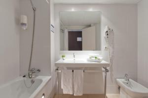 a bathroom with a sink, toilet and bathtub at Hotel Sagrada Familia in Barcelona