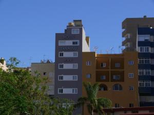 un edificio alto con la palabra hotel tamiami en él en Hotel Tanausu, en Santa Cruz de Tenerife