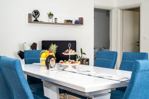 Televízia a/alebo spoločenská miestnosť v ubytovaní Blue Pearl apartment