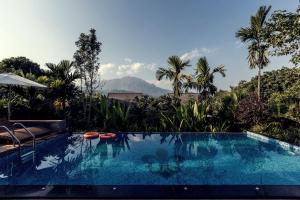 una piscina con vistas a la montaña en Buraphat Resort, en Chiang Dao
