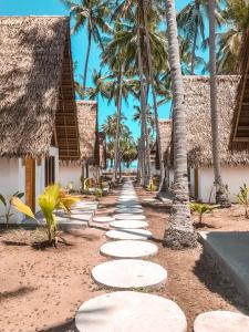 een pad naar een strand met palmbomen bij Bermuda Triangle Bungalows in Siquijor