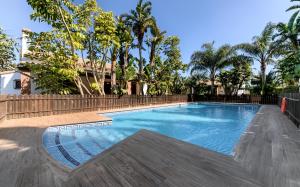 - une piscine dans une cour arborée dans l'établissement Hacienda Roche Viejo, à Conil de la Frontera