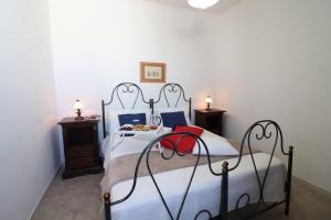 A bed or beds in a room at Masseria Fagà Még 37 kép